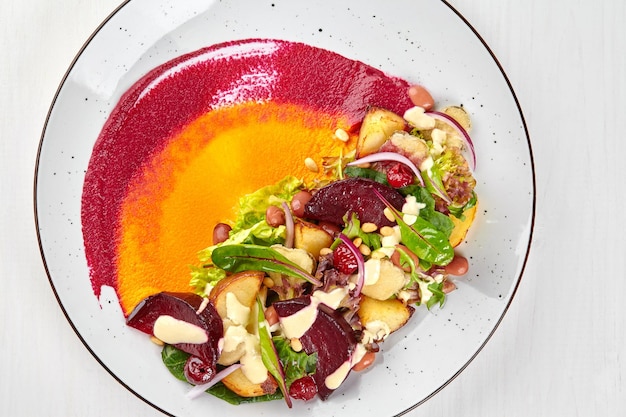 Talerz z kolorowym daniem